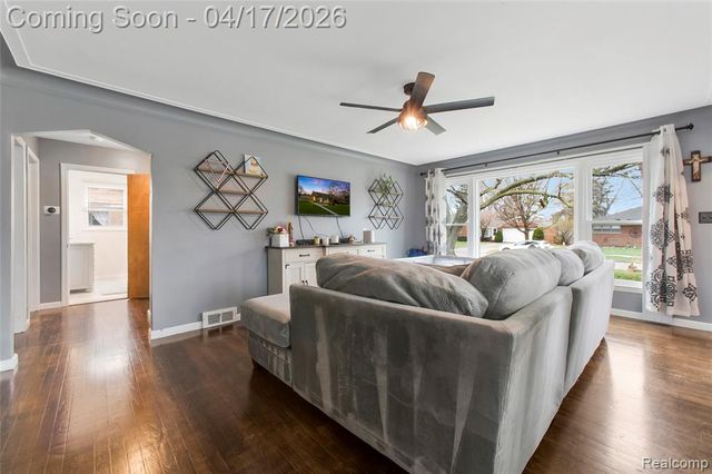 19720 Maxine Street, Saint Clair Shores, MI 48080