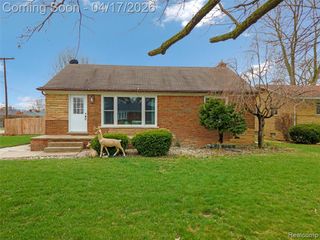 19720 Maxine Street, Saint Clair Shores, MI 48080