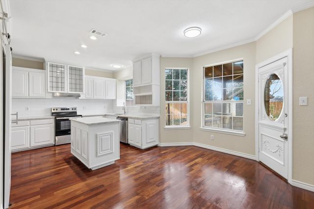 6204 Kingswood Drive, Arlington, TX 76001