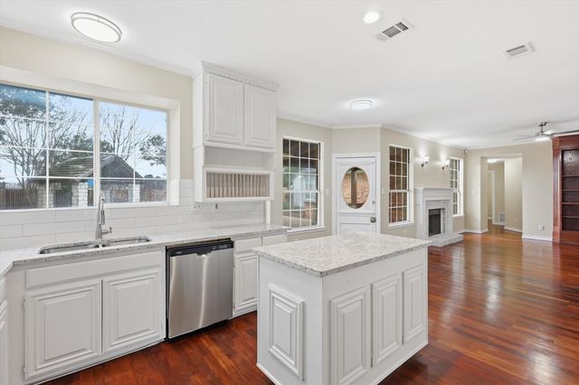 6204 Kingswood Drive, Arlington, TX 76001