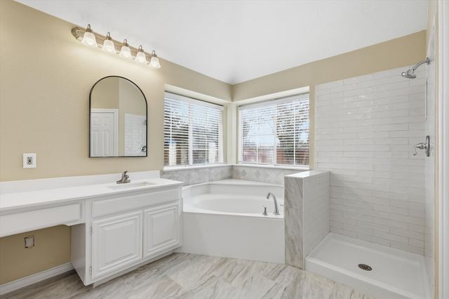 6204 Kingswood Drive, Arlington, TX 76001