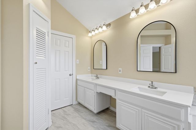 6204 Kingswood Drive, Arlington, TX 76001