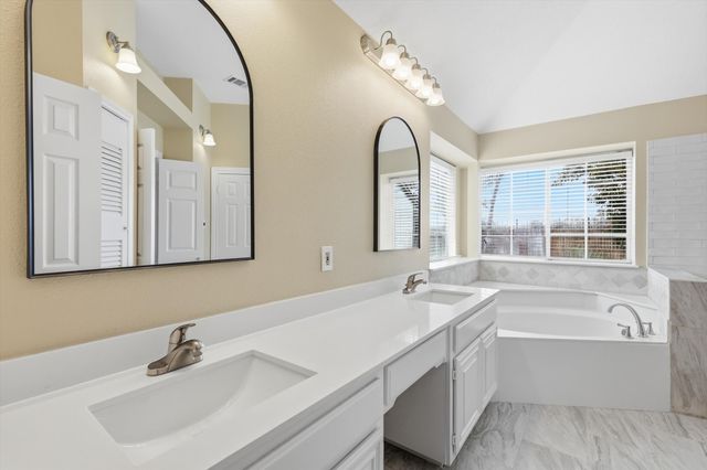 6204 Kingswood Drive, Arlington, TX 76001