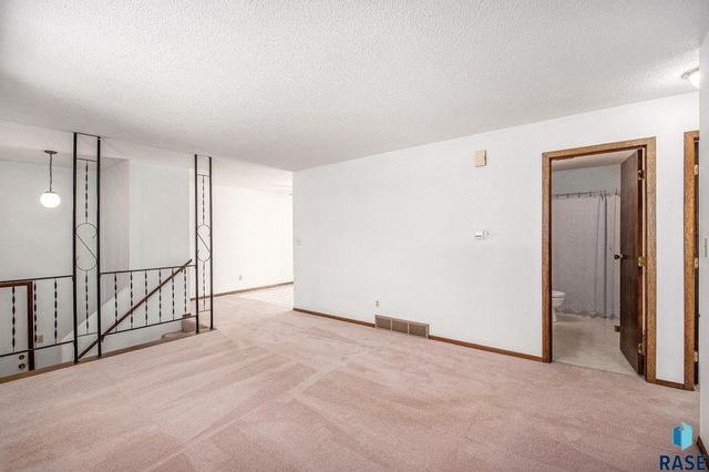 5801 W Pebble Creek Rd Road, Sioux Falls, SD 57106