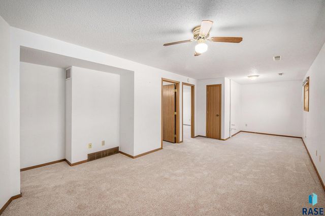 5801 W Pebble Creek Rd Road, Sioux Falls, SD 57106