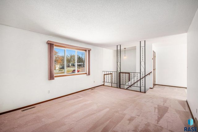 5801 W Pebble Creek Rd Road, Sioux Falls, SD 57106