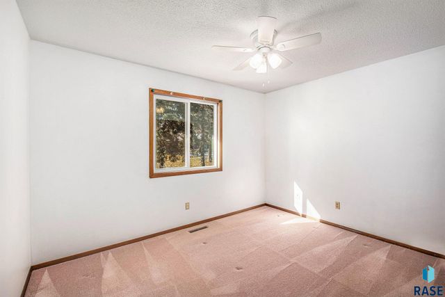 5801 W Pebble Creek Rd Road, Sioux Falls, SD 57106