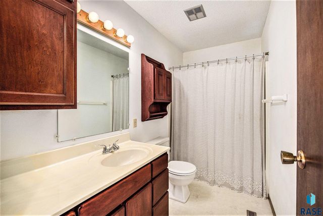 5801 W Pebble Creek Rd Road, Sioux Falls, SD 57106