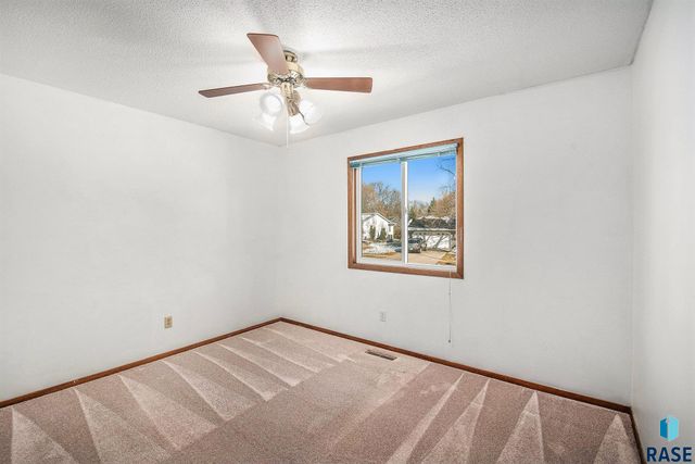 5801 W Pebble Creek Rd Road, Sioux Falls, SD 57106