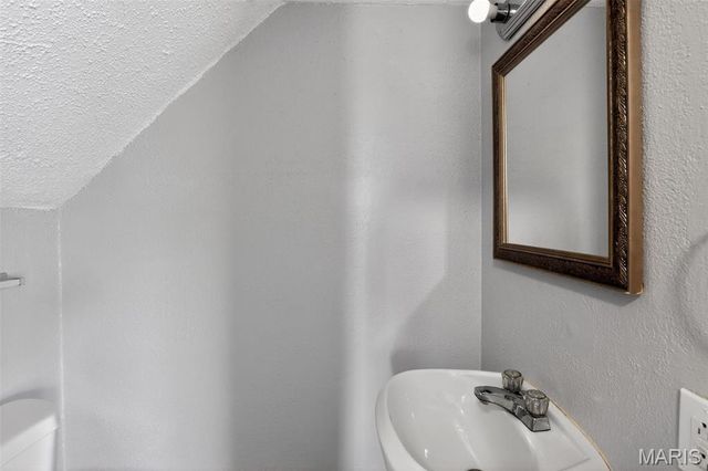 9533 Tennyson Avenue, Overland, MO 63114
