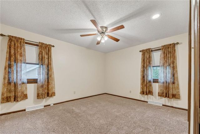 6713 N Garfield Avenue, Gladstone, MO 64118