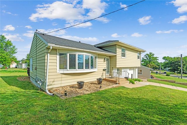 705 Grantwood Drive SE, Cedar Rapids, IA 52403