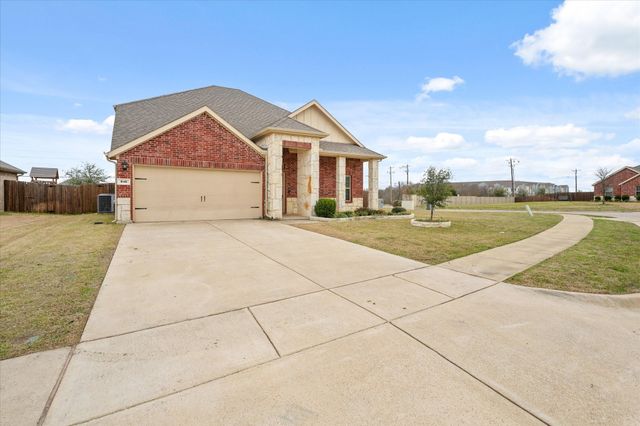 516 Clearlake Drive, Waxahachie, TX 75165