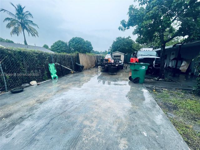 2751 Nw 99th Street, Miami, FL 33147