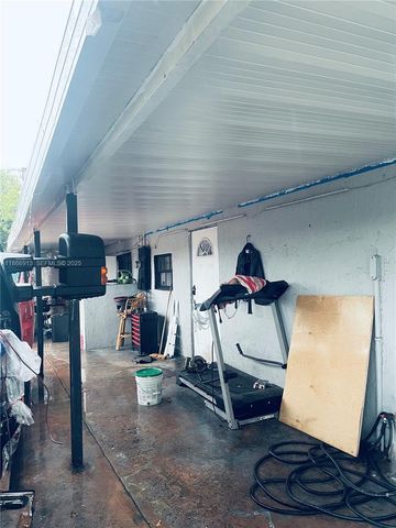 2751 Nw 99th Street, Miami, FL 33147
