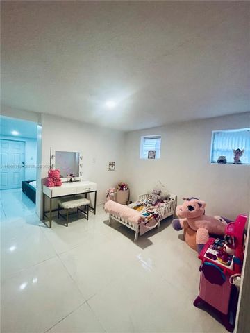 2751 Nw 99th Street, Miami, FL 33147