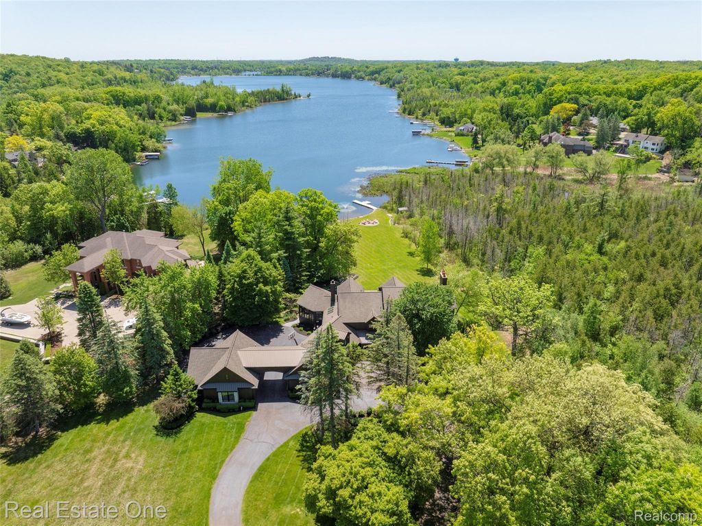 7689 Deerhill Drive, Village Of Clarkston, MI 48346