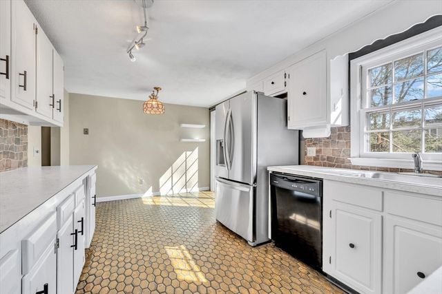 26 Rainbow Ln, Mashpee, MA 02649