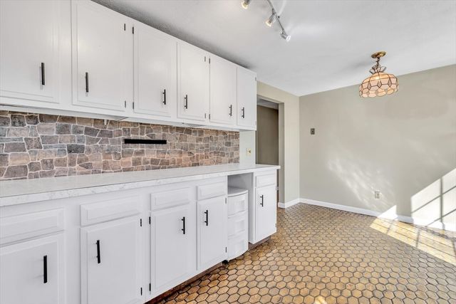 26 Rainbow Ln, Mashpee, MA 02649