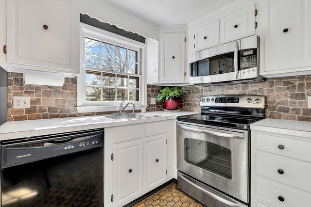 26 Rainbow Ln, Mashpee, MA 02649