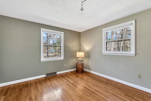 26 Rainbow Ln, Mashpee, MA 02649