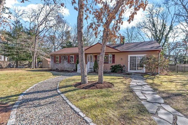 26 Rainbow Ln, Mashpee, MA 02649