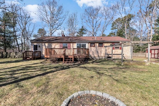 26 Rainbow Ln, Mashpee, MA 02649