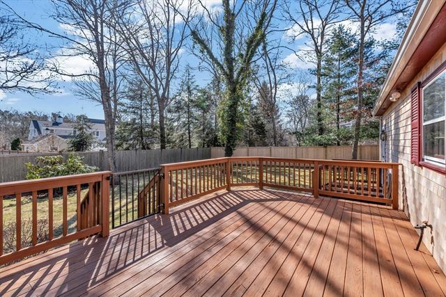 26 Rainbow Ln, Mashpee, MA 02649