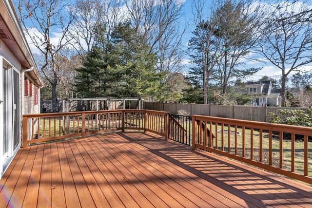 26 Rainbow Ln, Mashpee, MA 02649