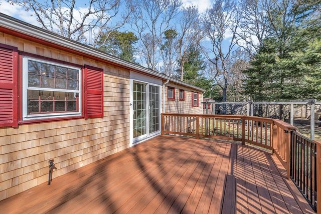 26 Rainbow Ln, Mashpee, MA 02649