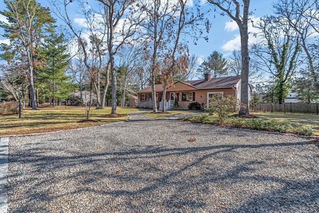 26 Rainbow Ln, Mashpee, MA 02649