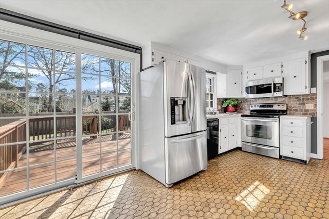 26 Rainbow Ln, Mashpee, MA 02649