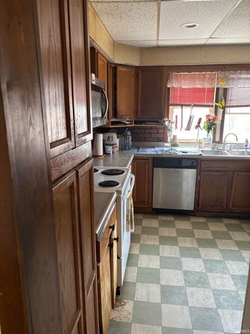 0105 S 400E Road, Hartford City, IN 47348