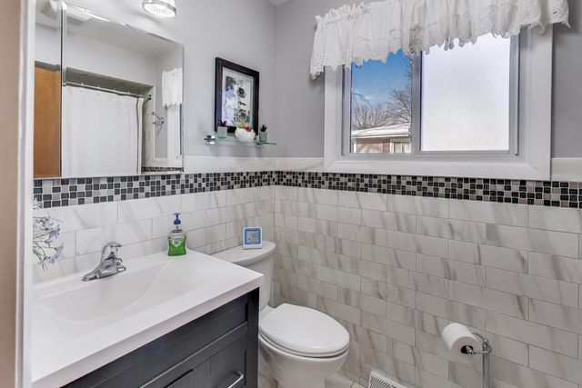 51 James Court, Glenview, IL 60025