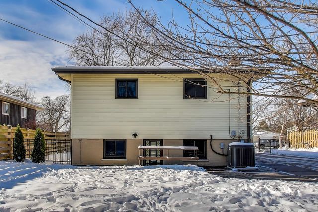 51 James Court, Glenview, IL 60025