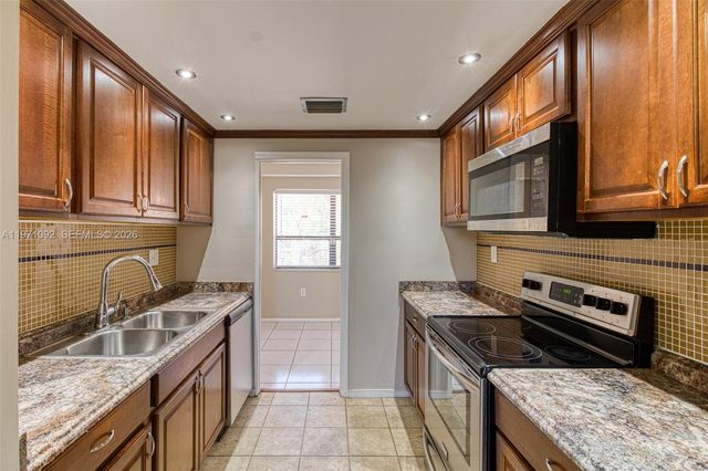 7401 NW 16th St 408, Plantation, FL 33313