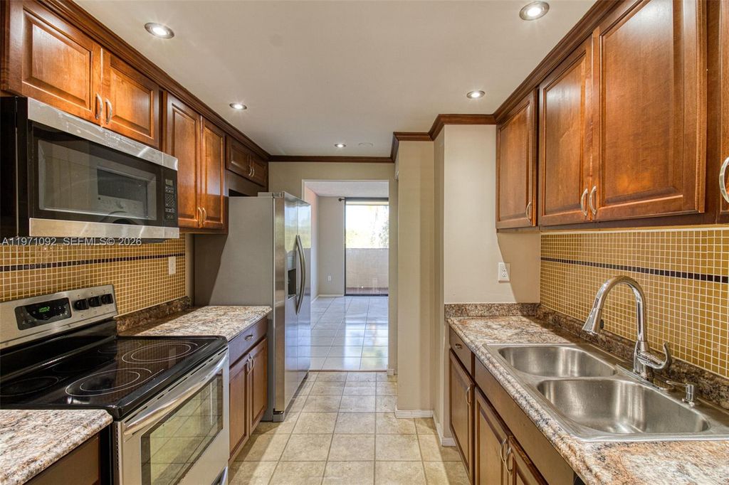 7401 NW 16th St 408, Plantation, FL 33313