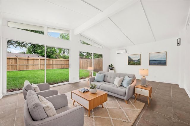 5422 Hummingbird Street, Houston, TX 77096