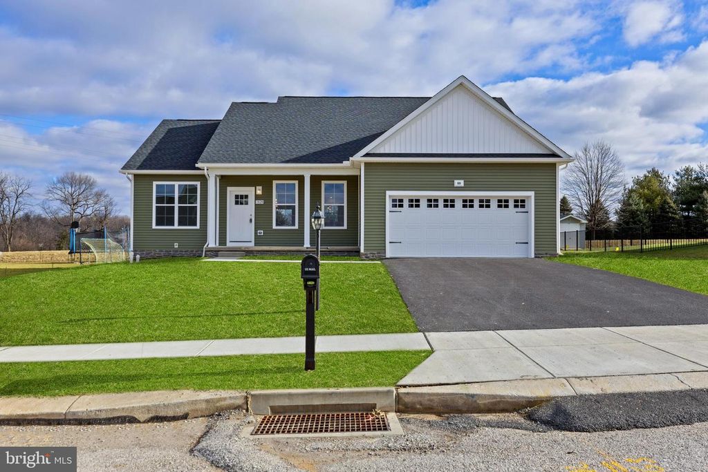 300 STEEPLE VIEW DR, Hanover, PA 17331