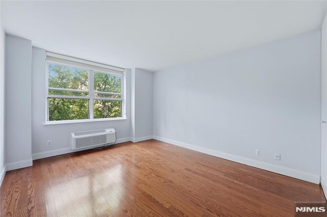 200 Grand Cove Way 4J, Edgewater, NJ 07020