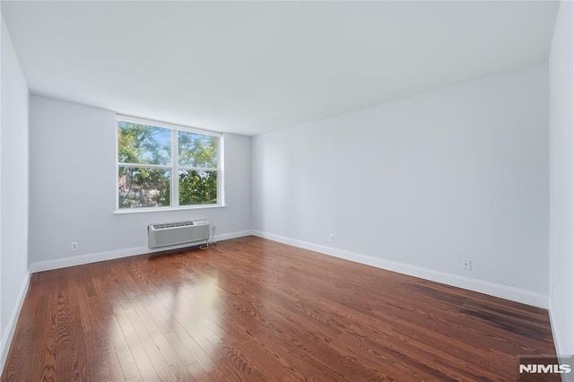 200 Grand Cove Way 4J, Edgewater, NJ 07020