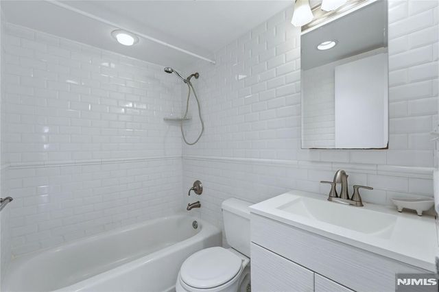 200 Grand Cove Way 4J, Edgewater, NJ 07020