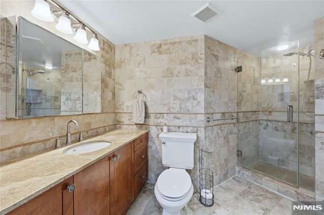200 Grand Cove Way 4J, Edgewater, NJ 07020
