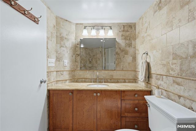 200 Grand Cove Way 4J, Edgewater, NJ 07020