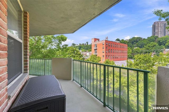 200 Grand Cove Way 4J, Edgewater, NJ 07020