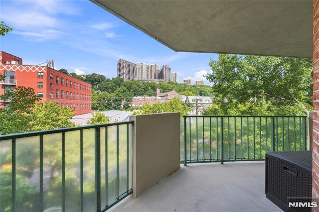 200 Grand Cove Way 4J, Edgewater, NJ 07020