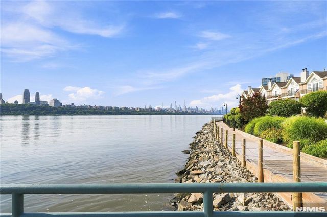 200 Grand Cove Way 4J, Edgewater, NJ 07020