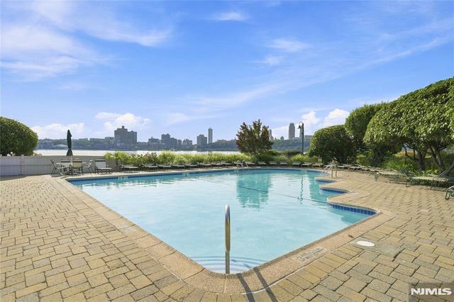 200 Grand Cove Way 4J, Edgewater, NJ 07020