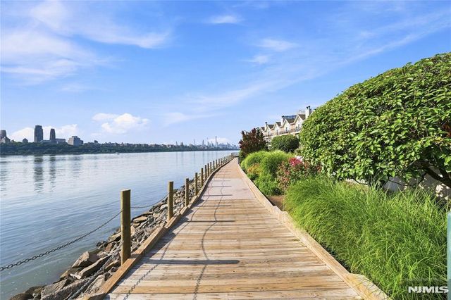 200 Grand Cove Way 4J, Edgewater, NJ 07020