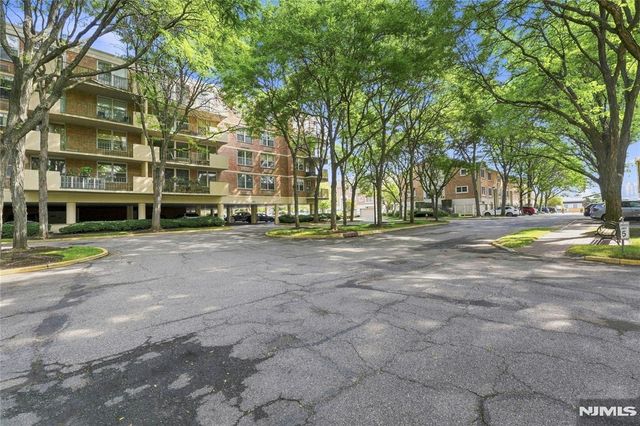 200 Grand Cove Way 4J, Edgewater, NJ 07020